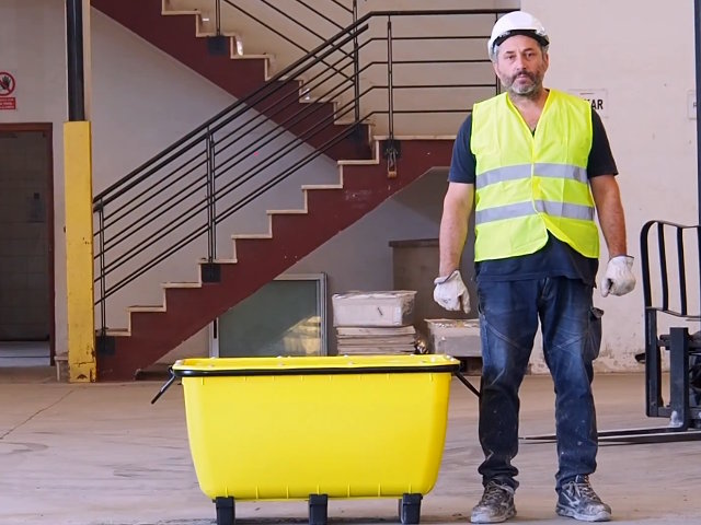 Der Mörtelkübel hat ein Gewicht von 13 Kg ohne, und 15 Kg mit den Abstellvorrichtungen. Es kann bis zu 200 Liter aufnehmen.Und kann ein Gewicht von maximal 400 Kg ertragen.