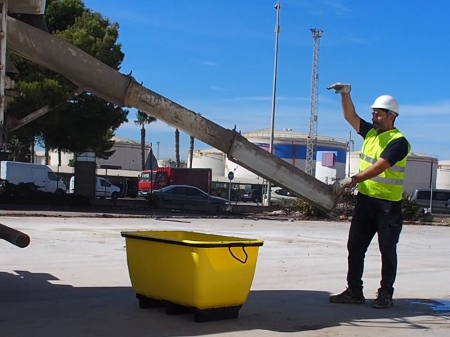 Mortar Skip main use is the easy transport of construction materials such as mortar, sand or gravel, mong others.