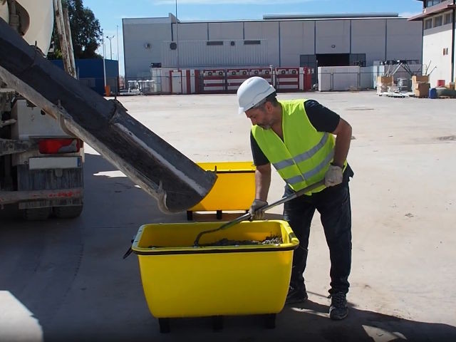 The tank truck easily deposits the mixture in the mortar skip. In this way, the mortar can be easily transported through the construction site using the mortar skip as a container.